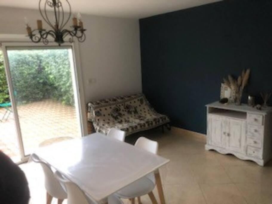 Maison Dans Une Propriete Avec Une Cour Corneilhan المظهر الخارجي الصورة