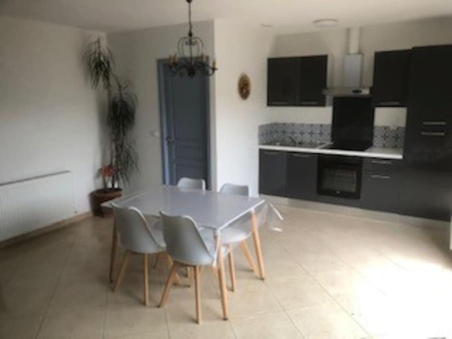 Maison Dans Une Propriete Avec Une Cour Corneilhan المظهر الخارجي الصورة