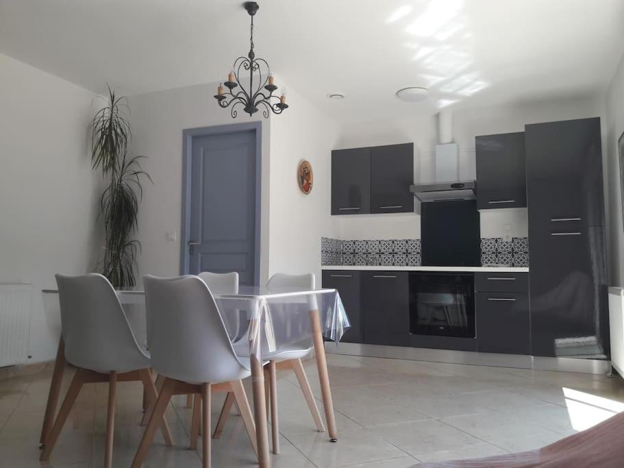 Maison Dans Une Propriete Avec Une Cour Corneilhan المظهر الخارجي الصورة